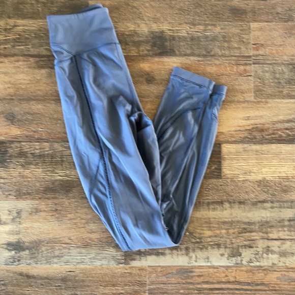 Cute high rise lululemon leggings with cut out size 4 - Picture 3 of 3